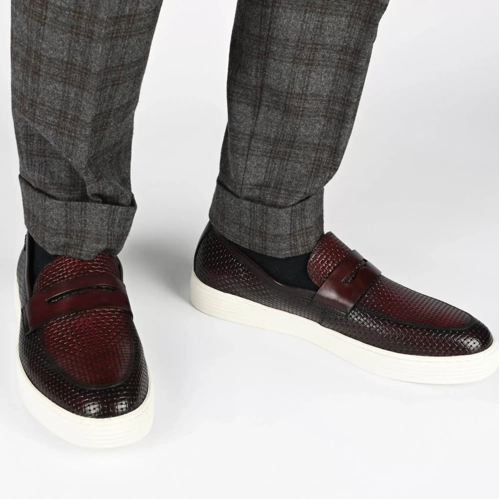 Shop TAFT Model 106 Loafer In Cherry