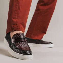 Shop TAFT Model 106 Loafer In Cherry