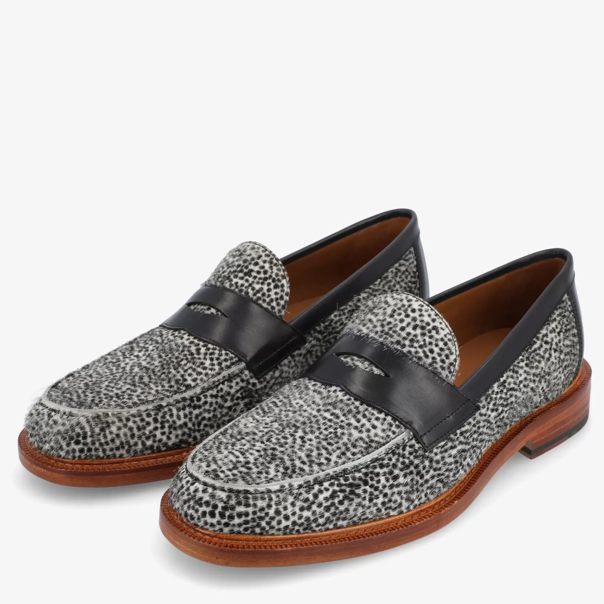 Store TAFT The Fitz Loafer In Rainclouds - Black And White Dot |
